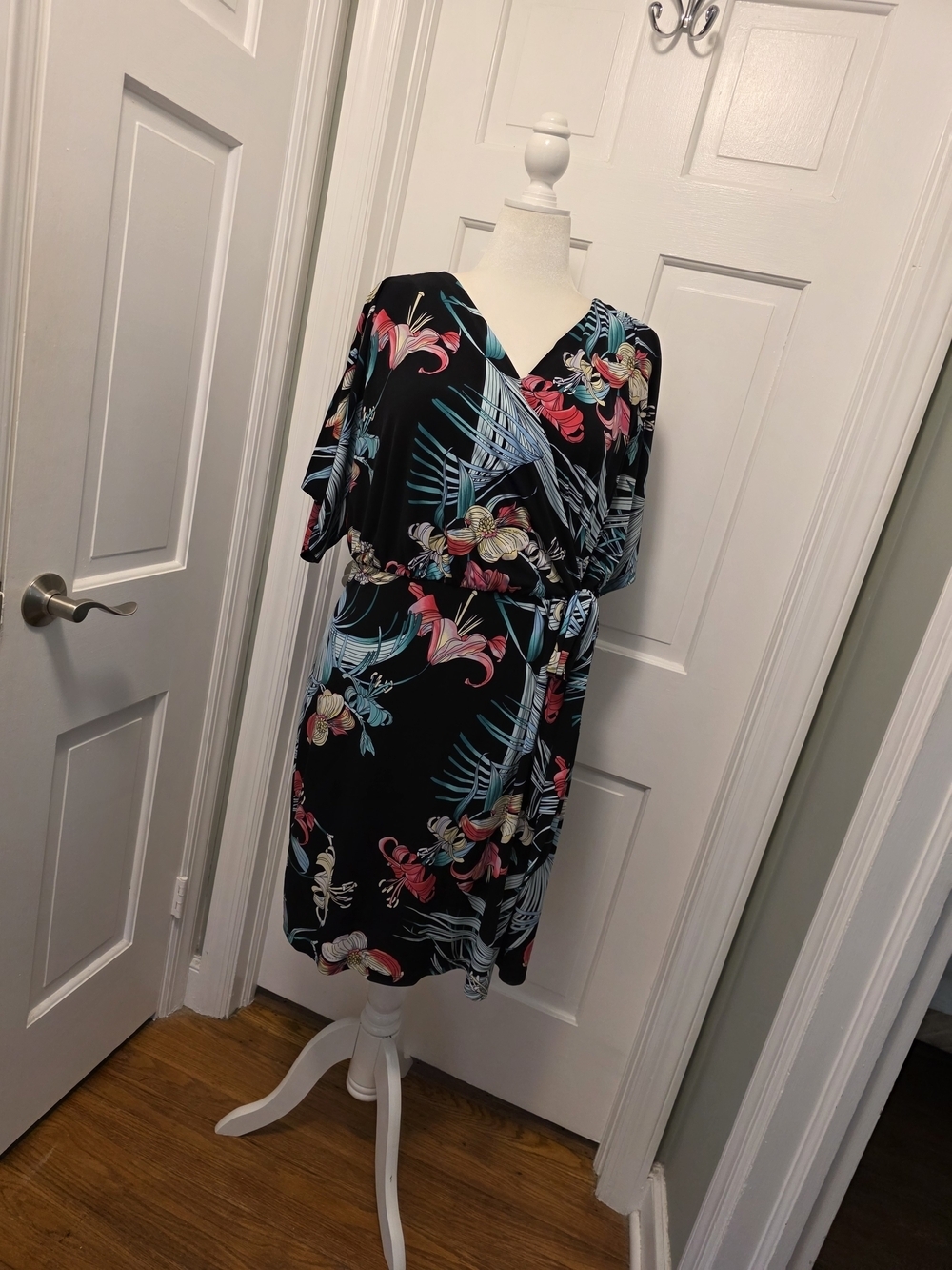 Jennifer Lopez Black Tropical Floral Faux Wrap Dress Size 2X, Stretchy, Colorful